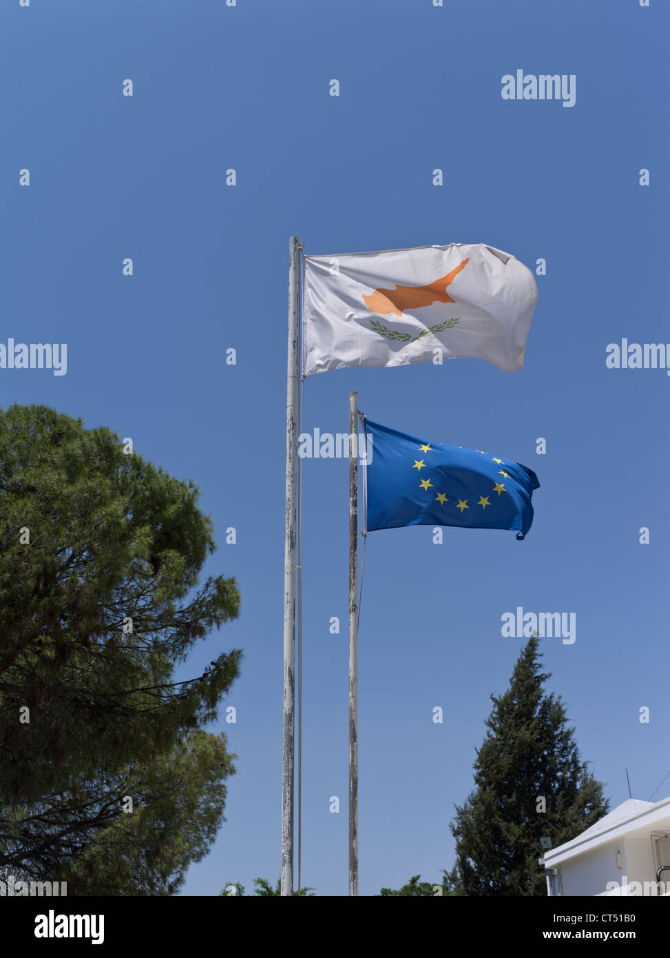 dh FLAGGEN ZYPERN SÜDLICHE Südzypern Flagge und EWG Flagge zypriotische Fahnenmasten Stockfoto