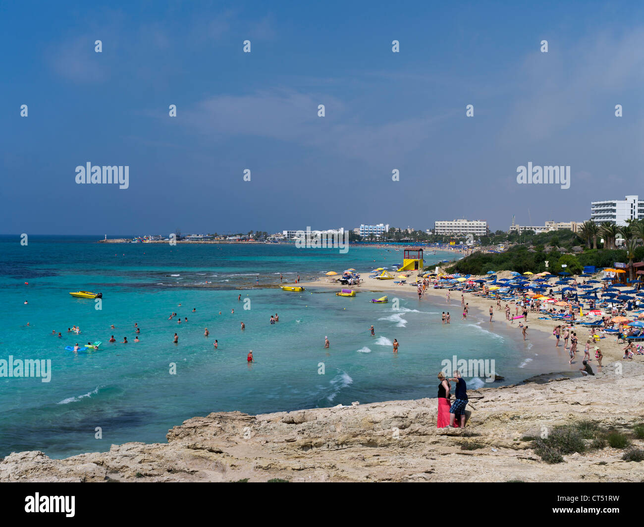 dh AYIA NAPA Zypern Touristen Badegäste sandigen Strand und hotels Stockfoto
