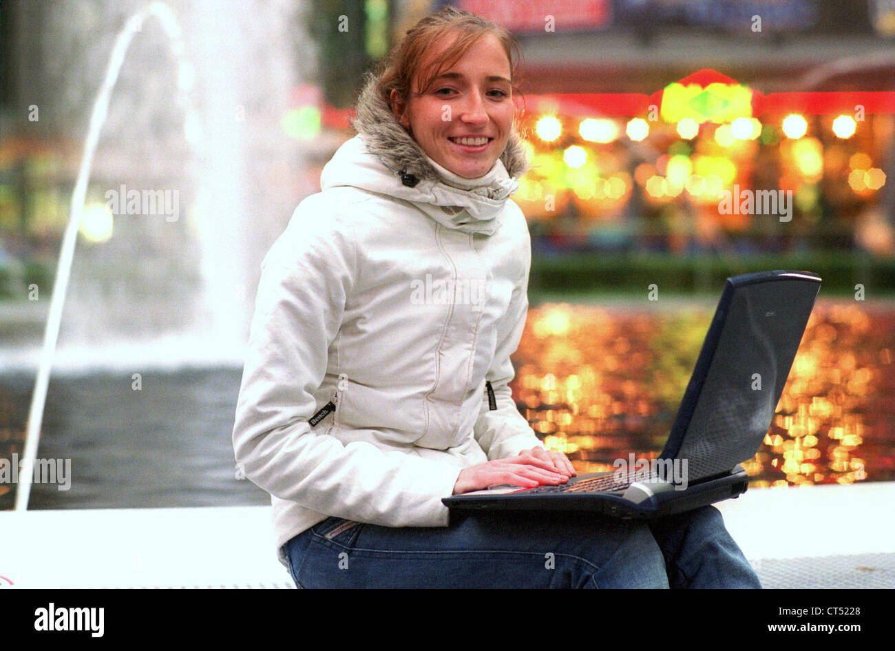 Berlin, junge Frau mit laptop Stockfoto Berlin, junge Frau mit laptop Stockfoto
