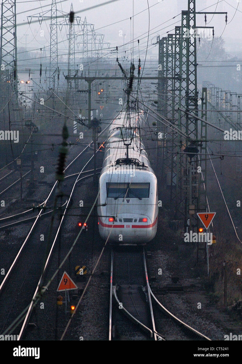 Betriebenen Intercity Express (ICE) Stockfoto