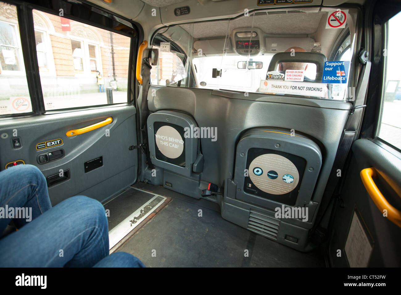 In einem schwarzen Taxi in Norwich, Norfolk, Großbritannien Stockfoto