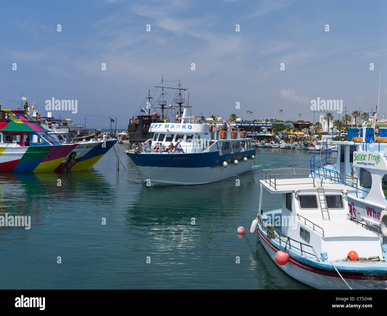 dh Liminaki Hafen AYIA NAPA ZYPERN Tourist Party Vergnügen Kreuzfahrt Boot  verlassen Hafen Menschen Tourismus Stockfotografie - Alamy