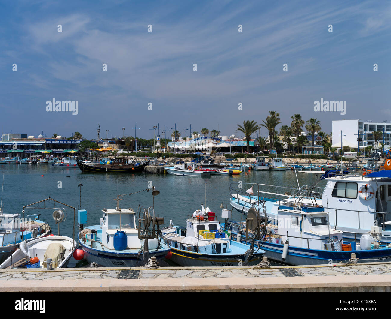 dh Liminaki Hafen AYIA NAPA Zypern zypriotische kleine Küstenfischerei traditionelle blaue Fischerboote vertäut Kai Stockfoto