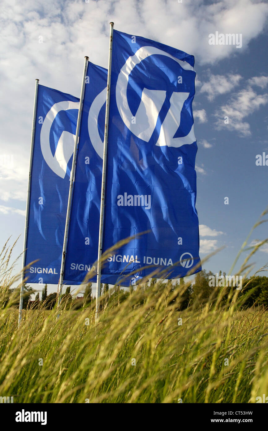 Flaggen der Signal Iduna im wind Stockfoto