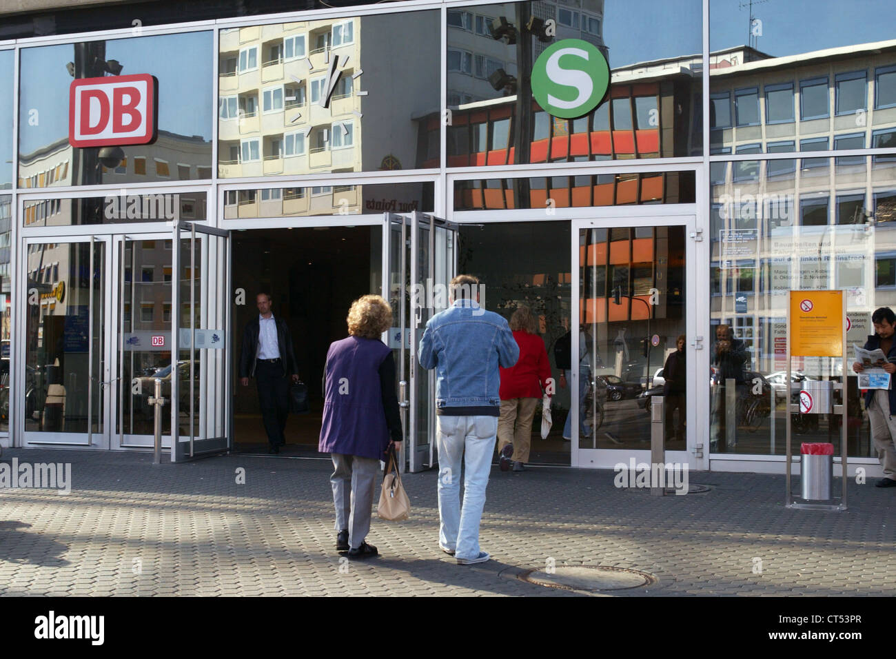 Koeln, Reisende am Eingang des Hauptbahnhofes Stockfoto