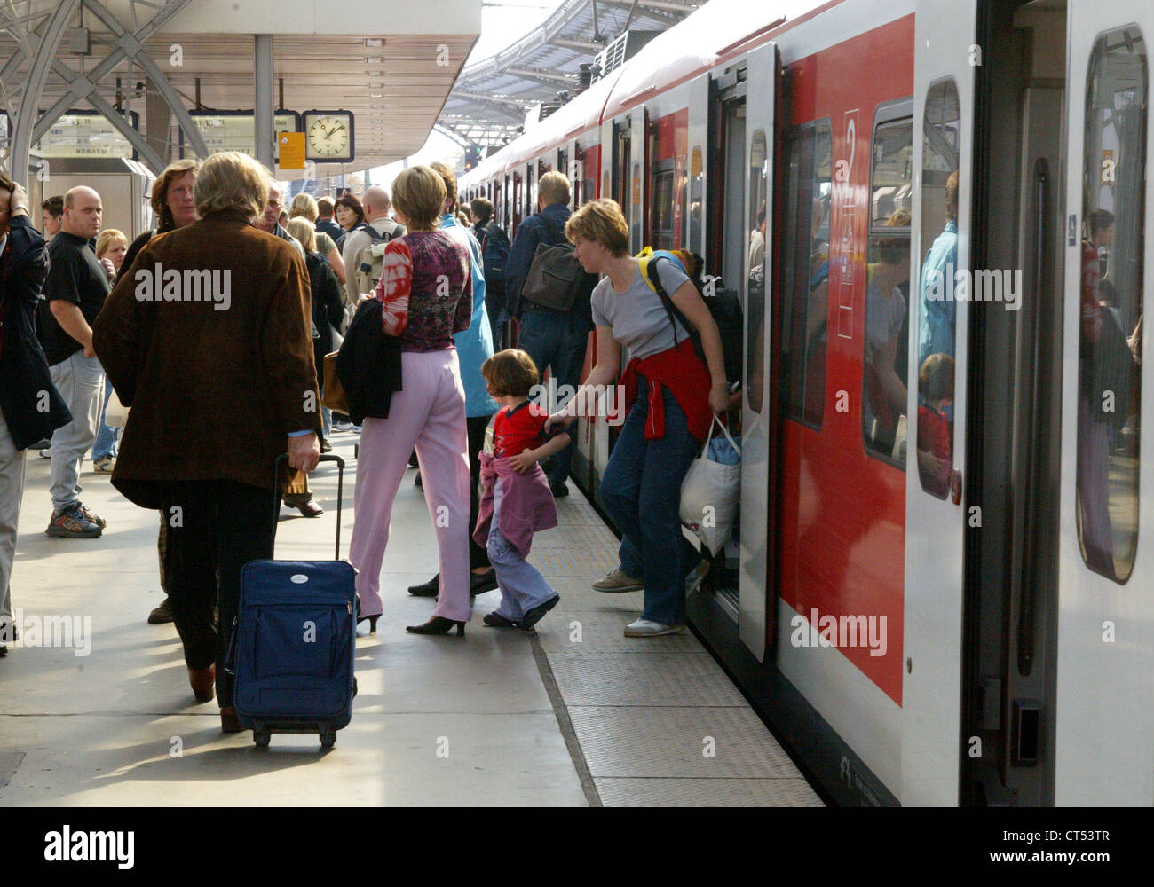 Koeln, Passagiere beim boarding am Bahnhof Stockfoto