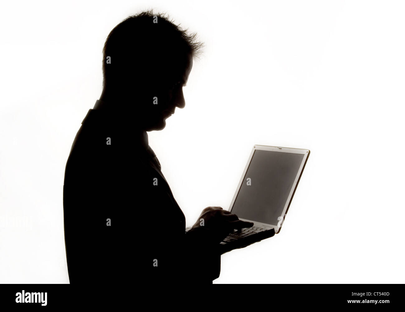 Silhouette eines Mannes mit einem Laptop in der hand Stockfoto