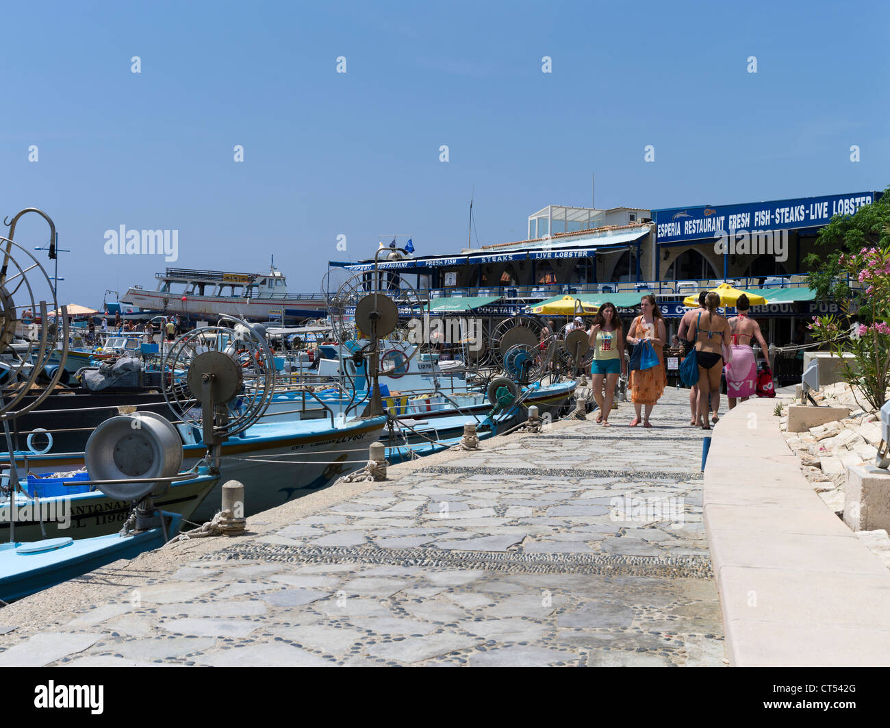 dh Liminaki Hafen AYIA NAPA Zypern Touristen zu Fuß Kai Hafen am Wasser und Cafés Stockfoto