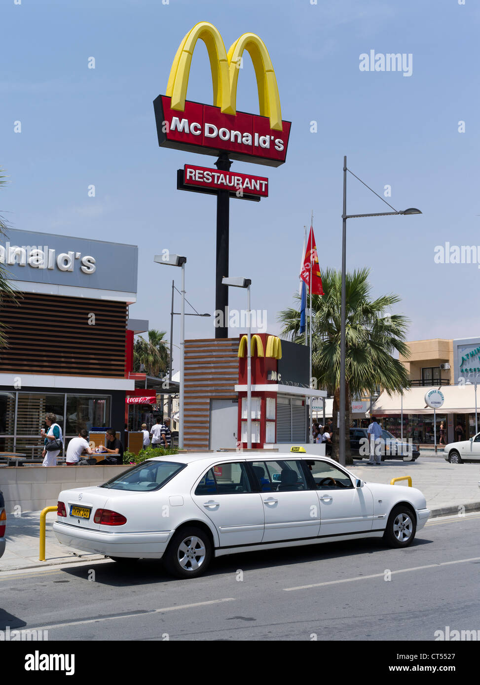dh AYIA NAPA CYPRUS White gestreckte Limousine Taxi vor McDonalds Restaurant Taxifahrer Restaurants Stockfoto