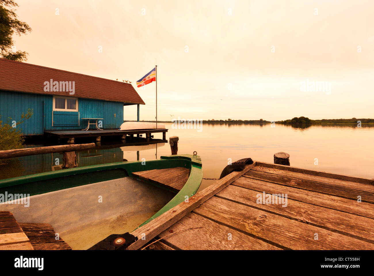 Blaue Bootshaus und Boote am Schaalsee-See, Mecklenburg-Vorpommern Stockfoto