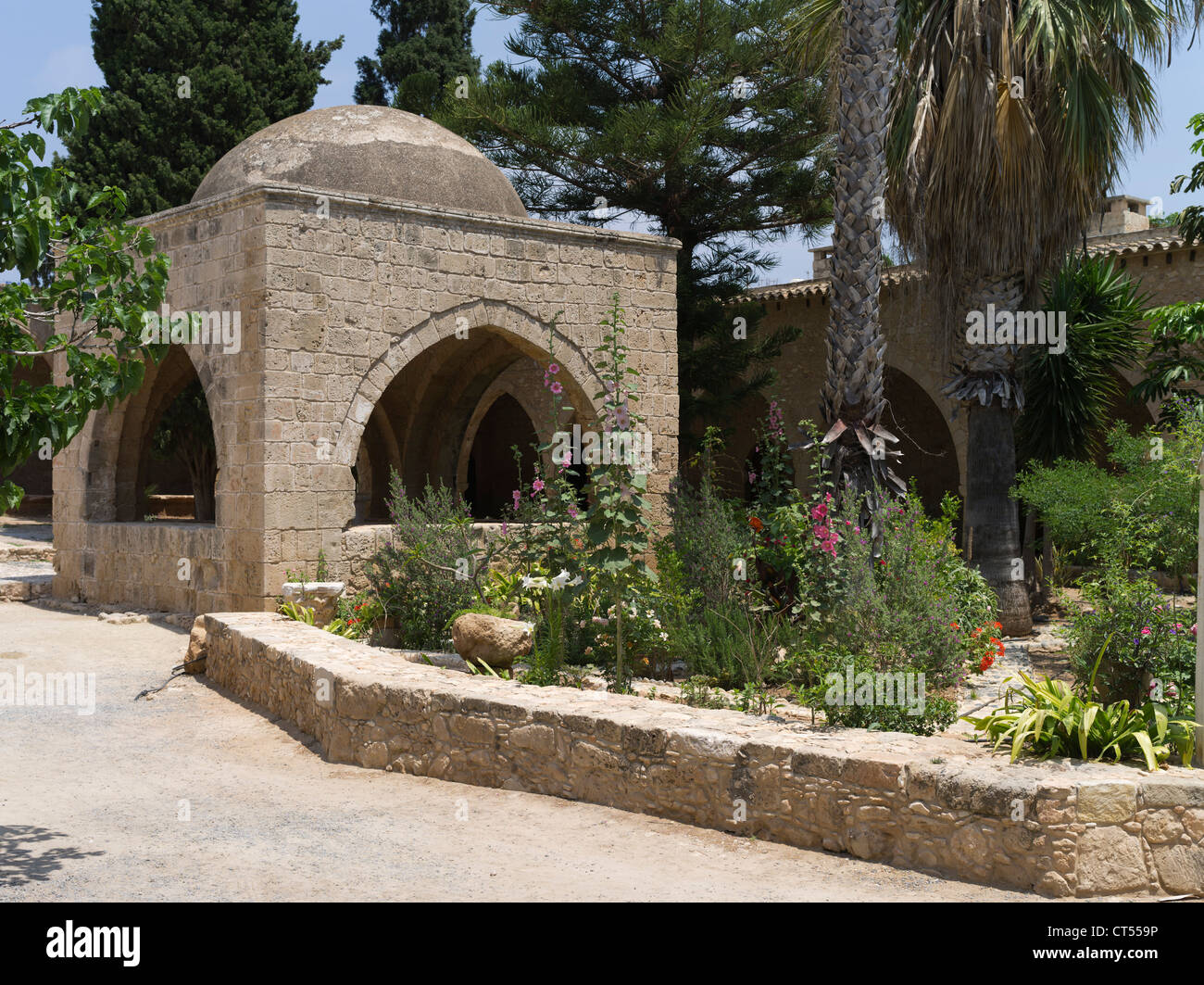 dh Agia Napa Kloster AYIA NAPA ZYPERN venezianischen Kloster Brunnen Haus gut in Gärten Innenhof Gebäude Stockfoto