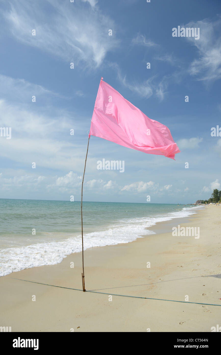 Rosa Flagge am Lamai Beach, Koh Samui, Thailand Stockfoto