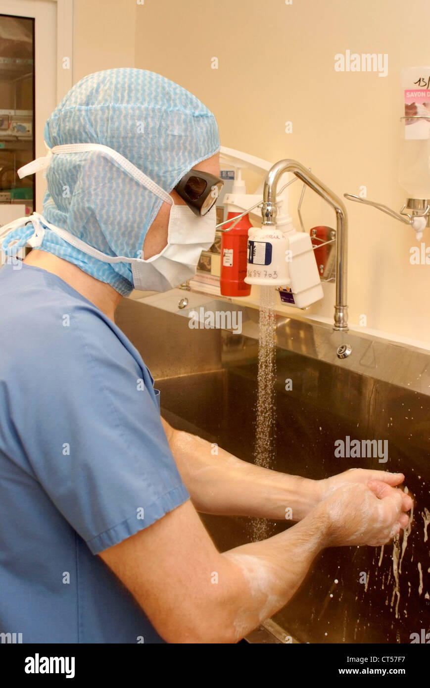 HÄNDEWASCHEN IM KRANKENHAUS Stockfoto