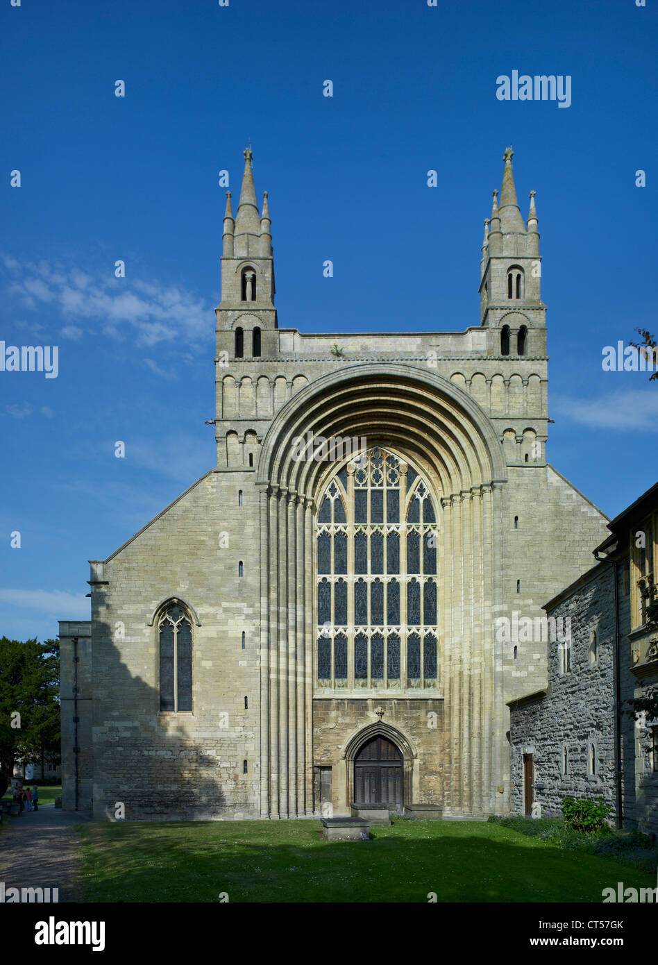 Tewkesbury Abbey Westfassade & Norman Multi-Rundbogen. Stockfoto