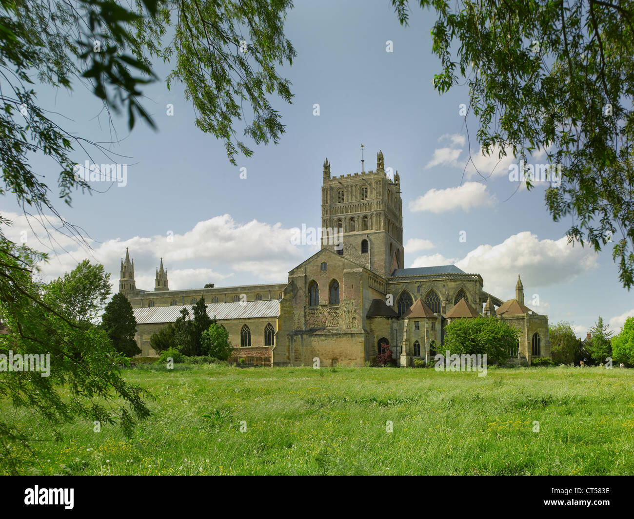Tewkesbury Abbey aus Süden mit Weiden Stockfoto