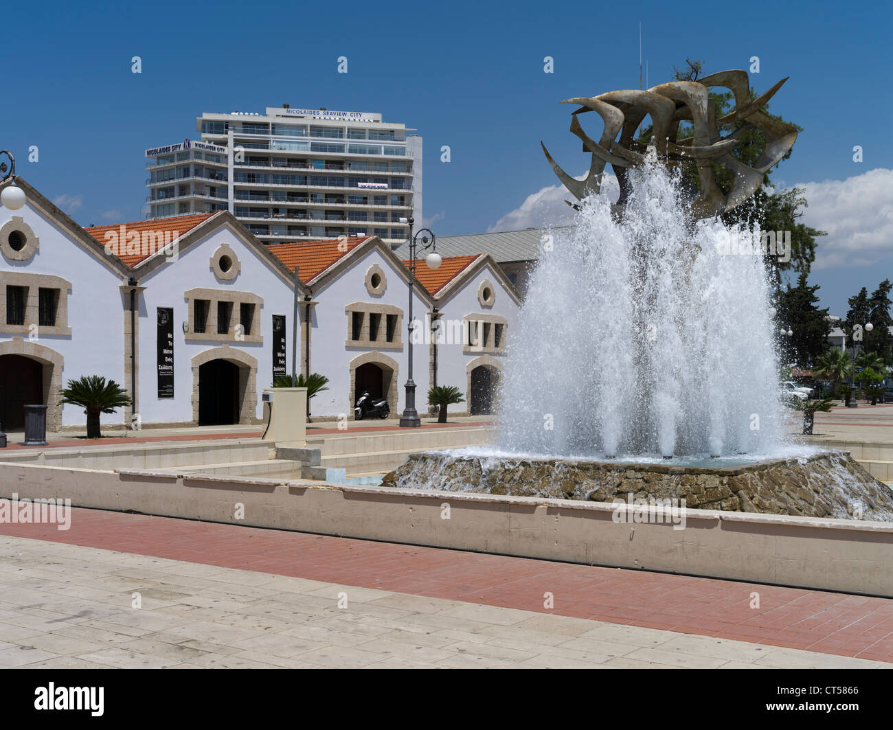 dh Municipal Cultural Center LARNACA ZYPERN SOUTH Larnaka Brunnen Kunstwerk Skulptur und Kulturzentrum alten Lagerhaus Museum Attraktionen Kunstgalerie Stockfoto