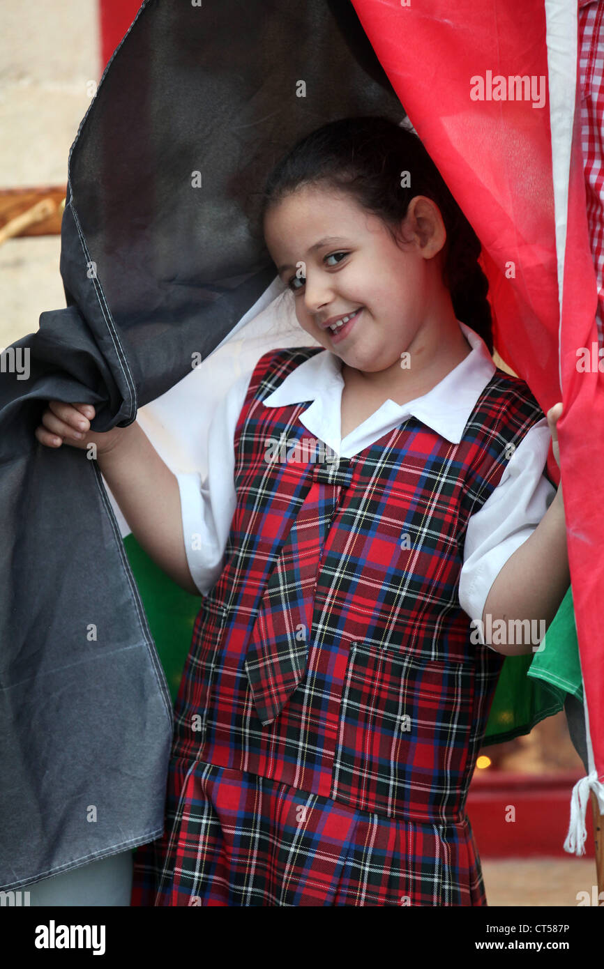 Mädchen (8 Jahre alt) eingewickelt in eine palästinensische Flagge, Bethlehem, Palästina Stockfoto