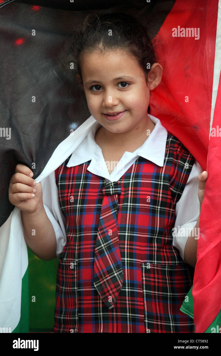 Mädchen (8 Jahre alt) eingewickelt in eine palästinensische Flagge, Bethlehem, Palästina Stockfoto