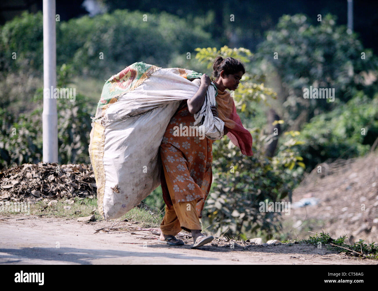 Frau mit einer Tasche von Plastikmüll in den Straßen von Lucknow, Uttar Predesh, Indien Stockfoto