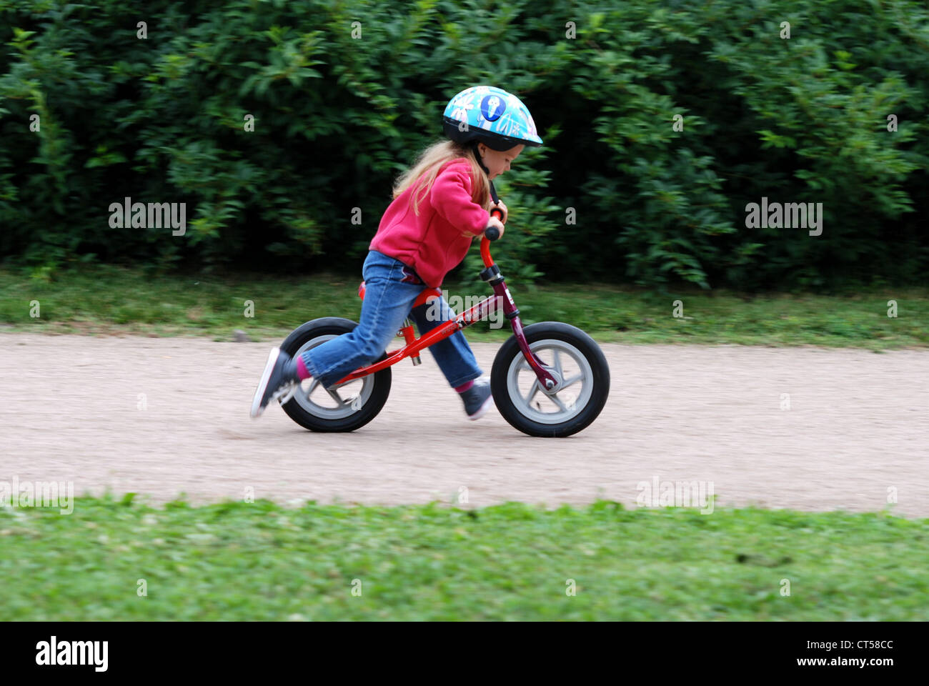 KIND RADFAHREN Stockfoto