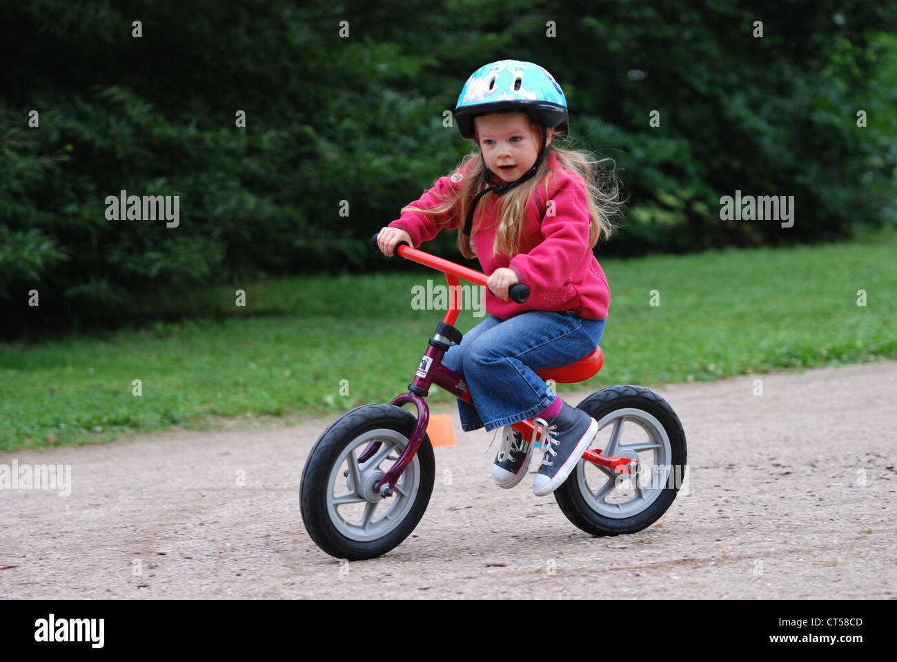 KIND RADFAHREN Stockfoto