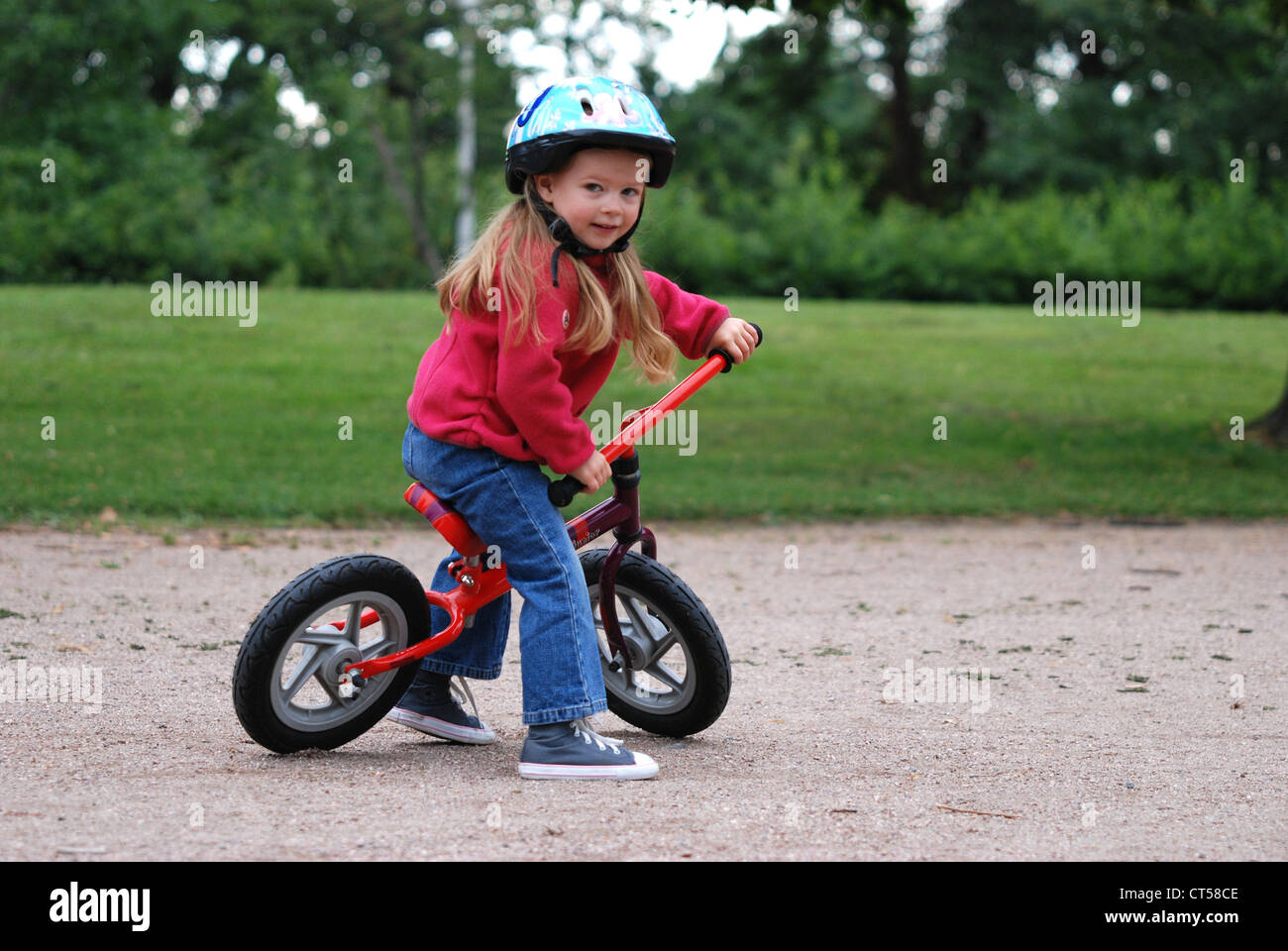 KIND RADFAHREN Stockfoto