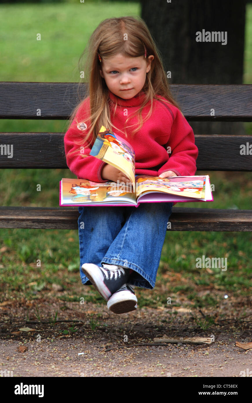 KIND LESEN Stockfoto
