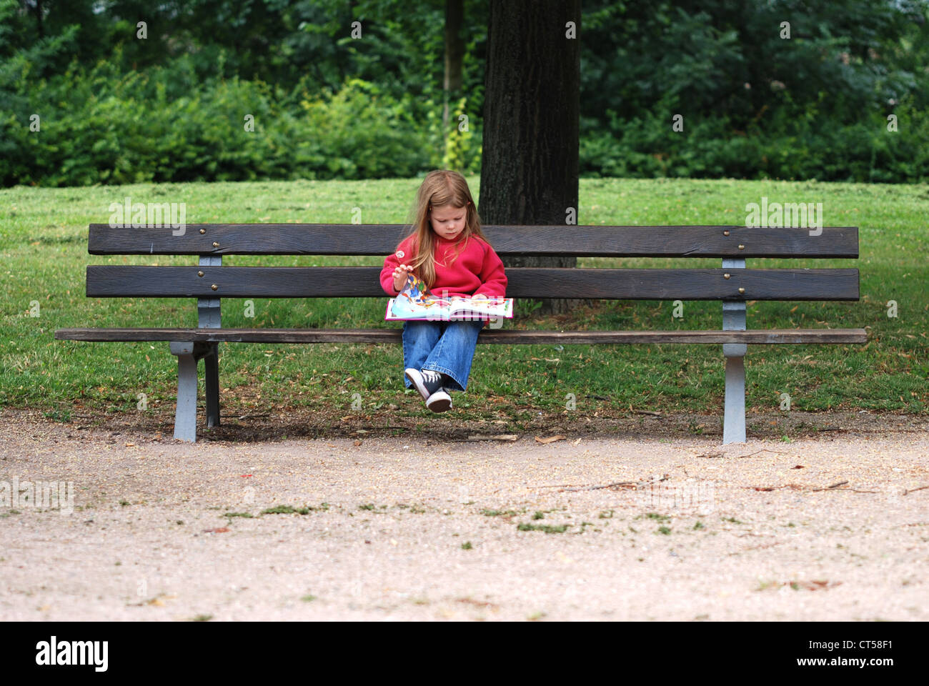 KIND LESEN Stockfoto