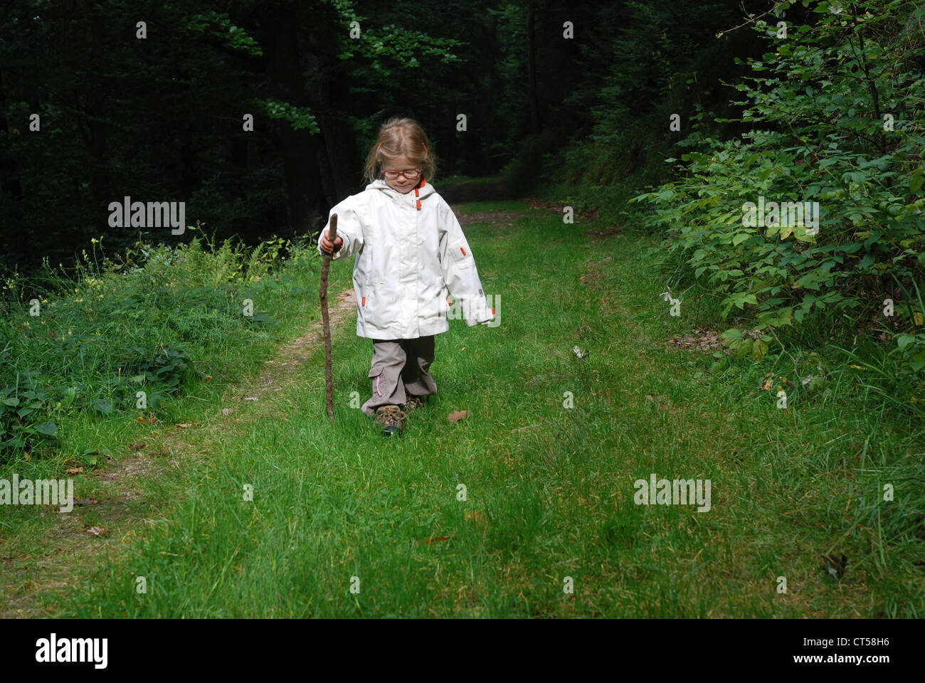 KINDER ZU FUß Stockfoto