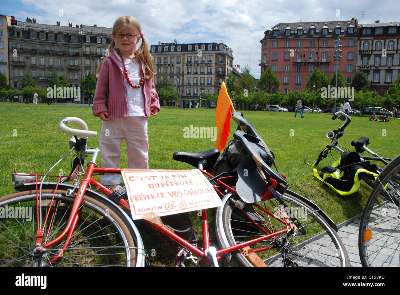 KIND RADFAHREN Stockfoto