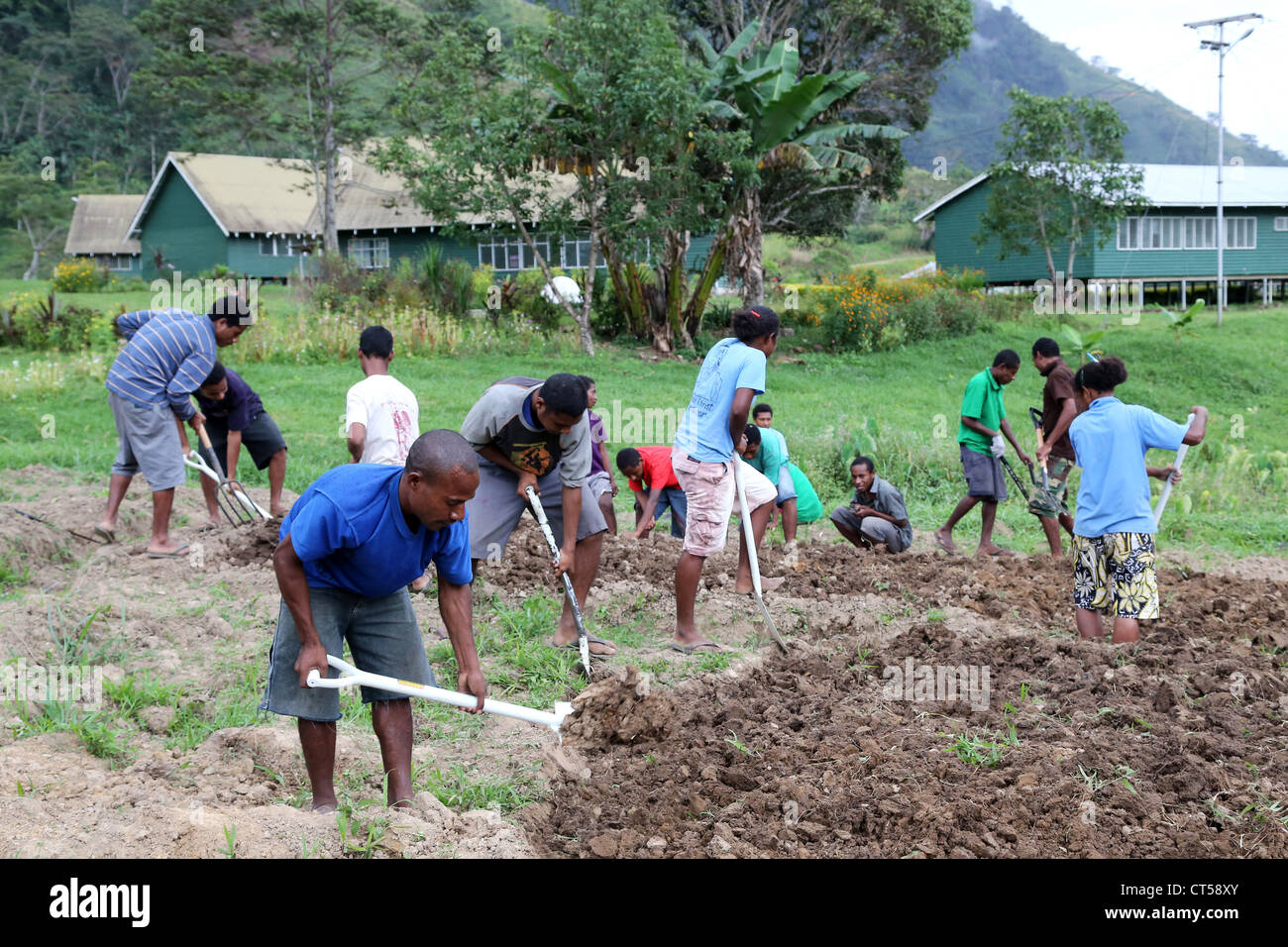 Studenten die Sacred Heart High School in den Berg Dorf Tapini Graben im Garten Schulen, Papua-Neu-Guinea Stockfoto