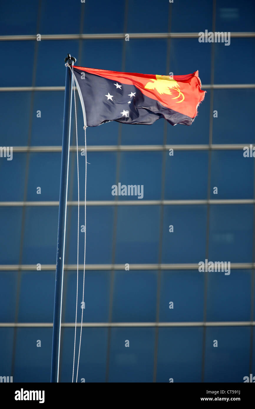 Nationalflagge von Papua-Neu-Guinea auf ein Bürogebäude in der Hauptstadt Port Moresby Stockfoto