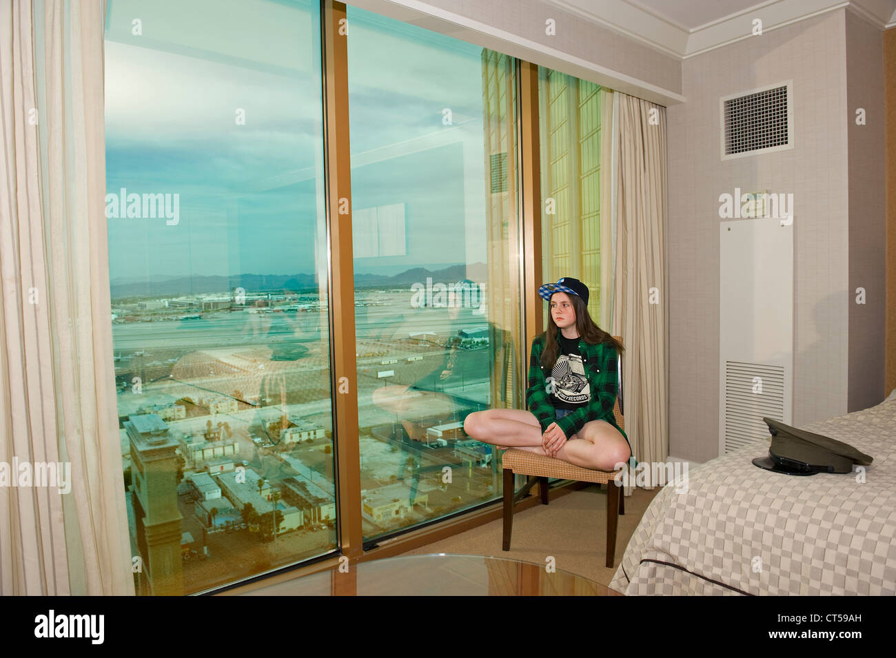 Madchen Mutze Sitzen Mit Blick Aus Fenster In Richtung