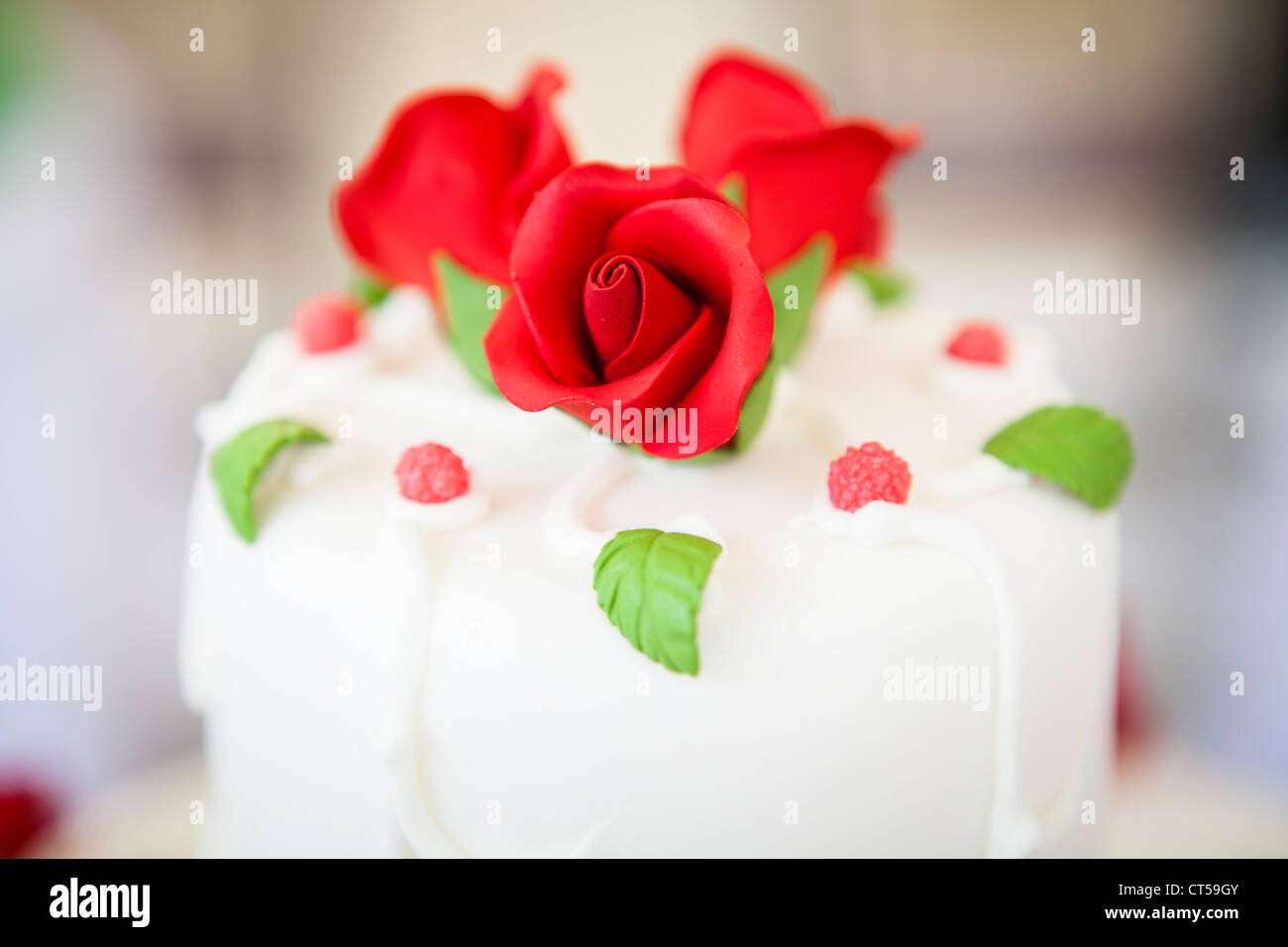 Rote Blumendekorationen auf große Hochzeitstorte, Nahaufnahme Stockfoto