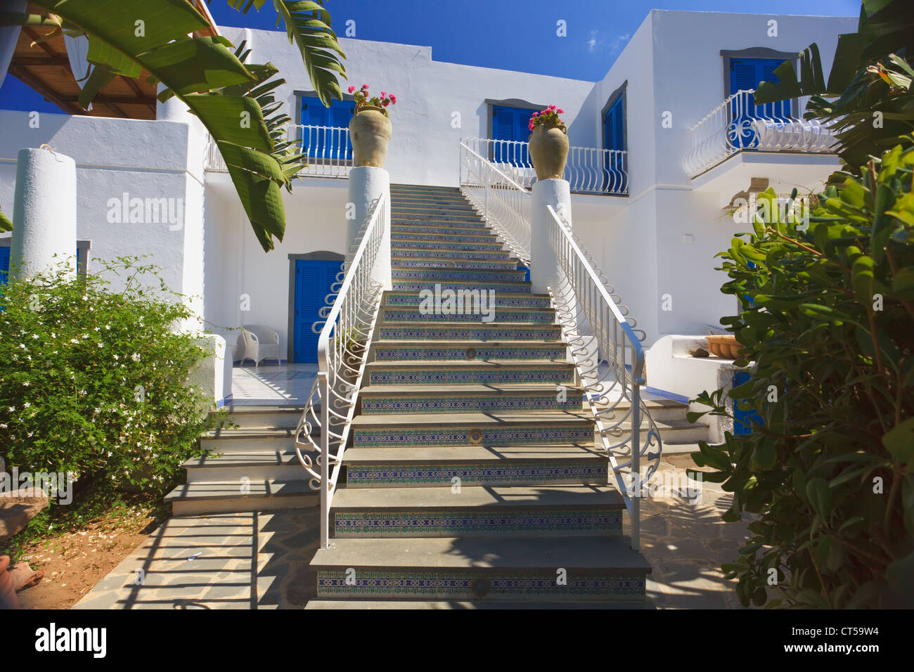 Charakteristische Architektur-Stil in weiß-blau-Tönen auf Panarea Insel Stockfoto