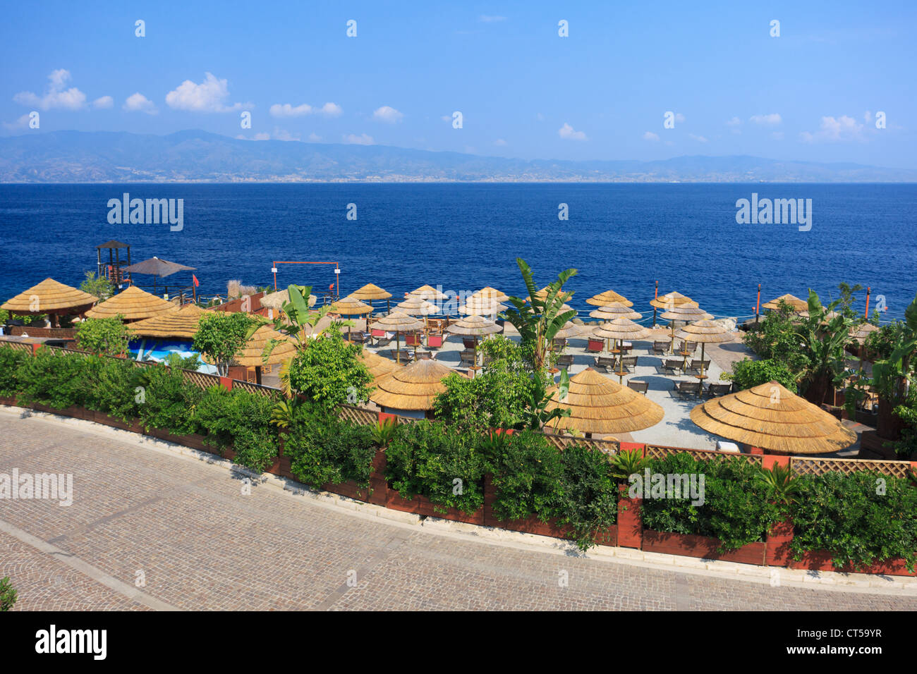 Strand in Reggio Calabria mit Blick auf Messina über die Meerenge Stockfoto