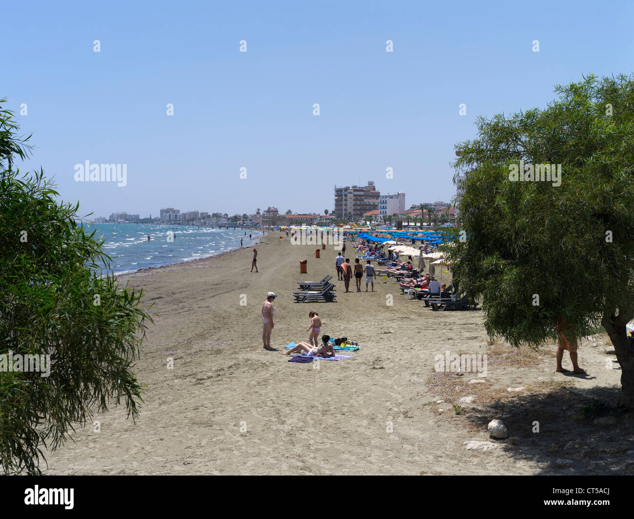 dh Larnaca Beach LARNACA ZYPERN Larnaka Sandstrände Familie Sonnenanbeter Süden Stockfoto