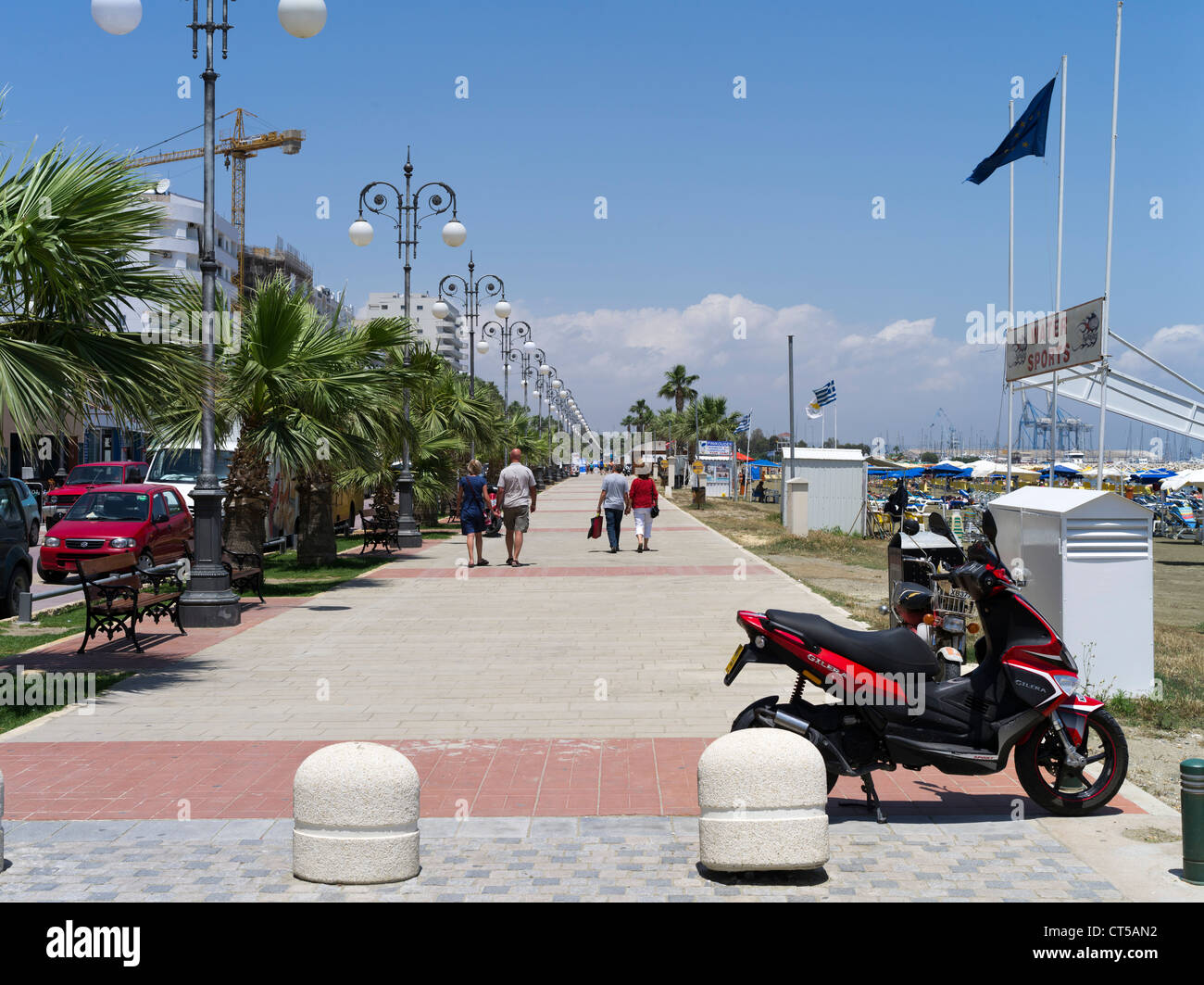 dh Finikoudhes Promenade LARNACA Zypern Larnaka Strandpromenade Promenade Menschen Paare zu Fuß Stockfoto