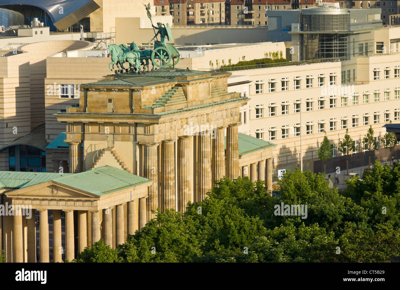 Brandenburger Tor mit der geflügelten Quadriga-Statue am oberen Berlin Deutschland Eu Europa Stockfoto