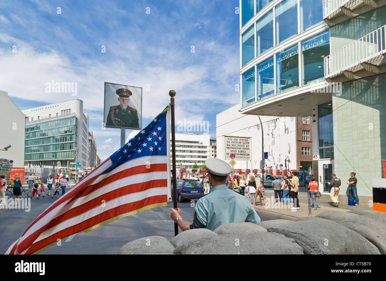 Checkpoint Charlie Kreuzung der Zimmerstraße und Friedrichstraße Berlin Zentrum Deutschland EU Europa Stockfoto