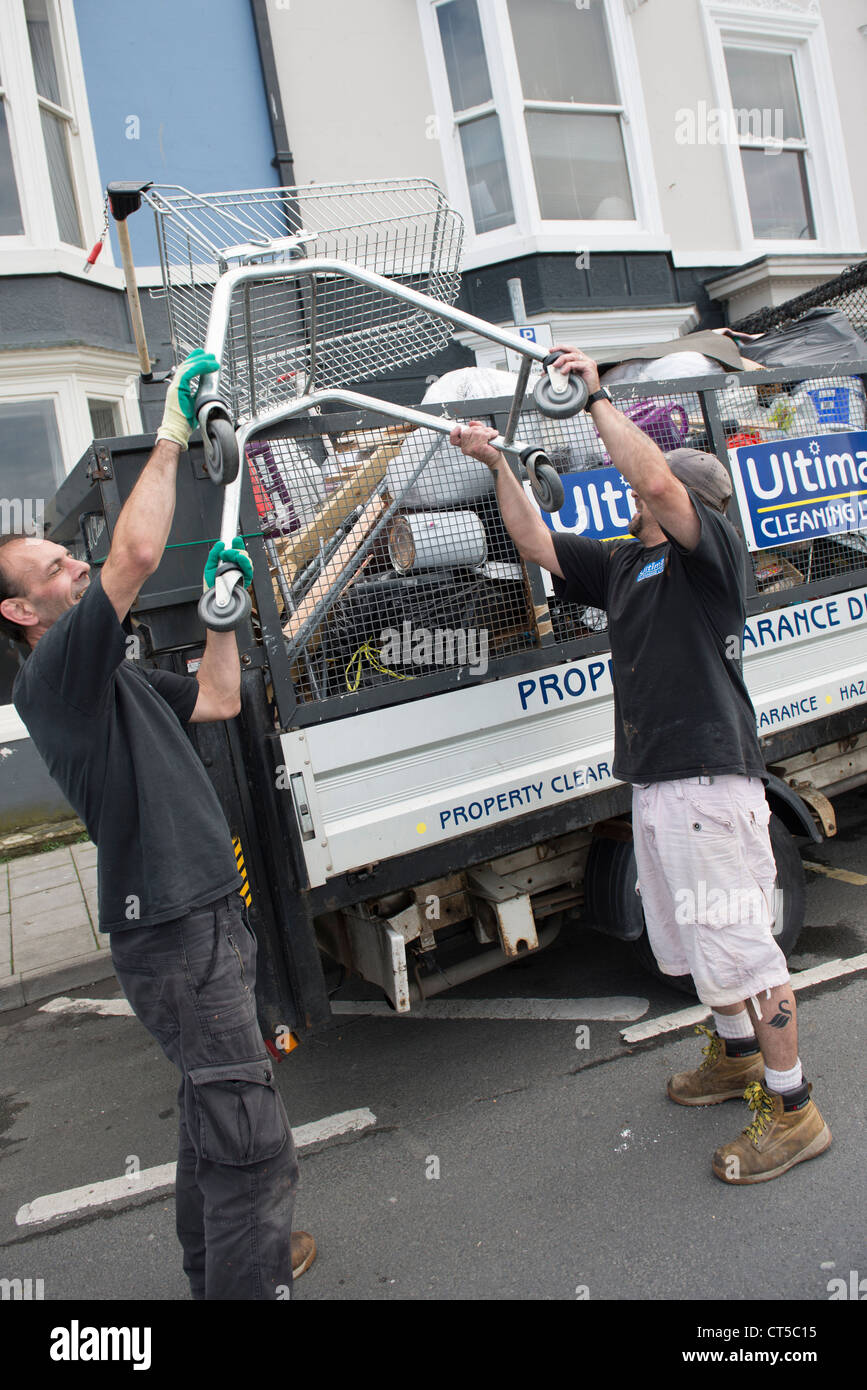 ULTIMA: Ein Team von Vertrag Reiniger clearing-Müll aus Universität Studentenwohnungen am Ende der Laufzeit, Aberystwyth Wales UK Stockfoto