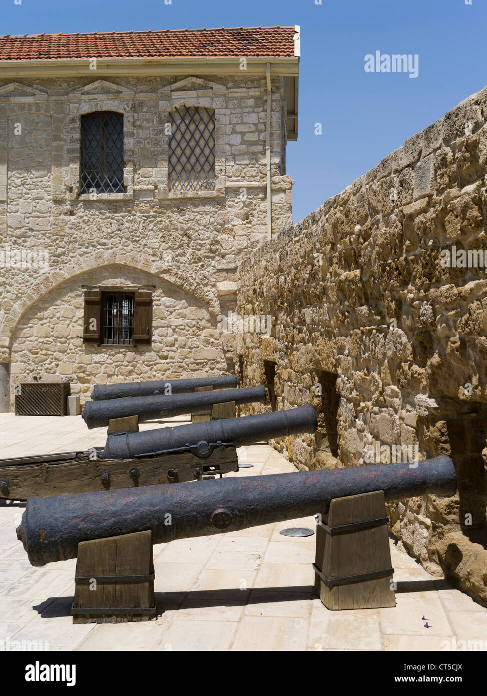 dh Larnaca Fort LARNACA ZYPERN Alte brisitische Kanonen Larnaka Fort Gebäude Mauern Lokales mittelalterliches Museum griechische Insel Burg Befestigungskanone Stockfoto