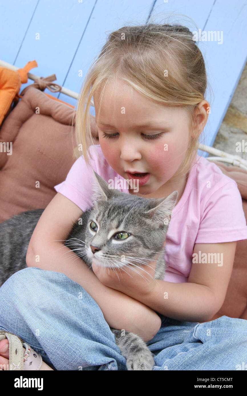 KIND MIT TIER Stockfoto