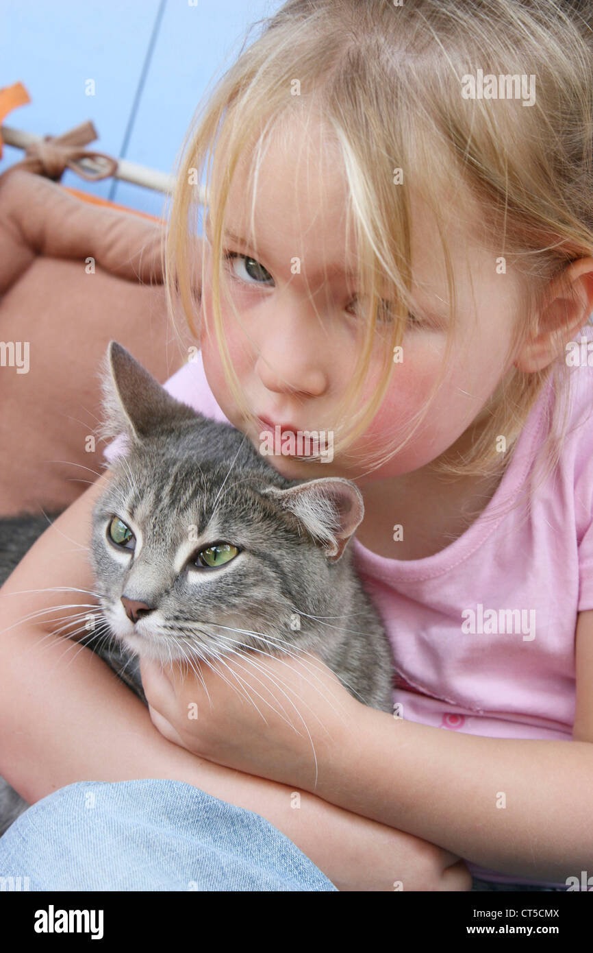 KIND MIT TIER Stockfoto