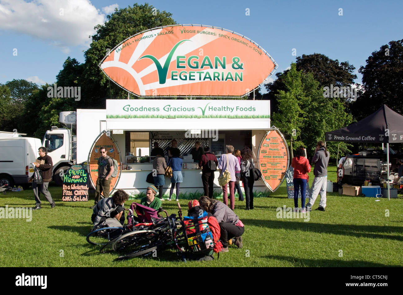 Vegane & vegetarische Garküche mit Menschen und Fahrräder um Camden jetzt London Green Fair, England UK Stockfoto