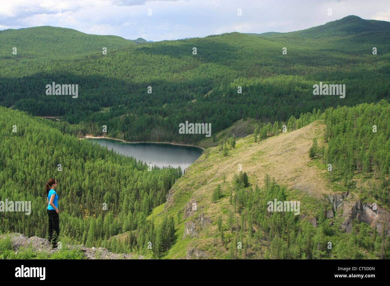 Frau, die Aussicht auf Bergsee, umgeben von unberührten Pinienwald, Altai, Sibirien, Russland Stockfoto