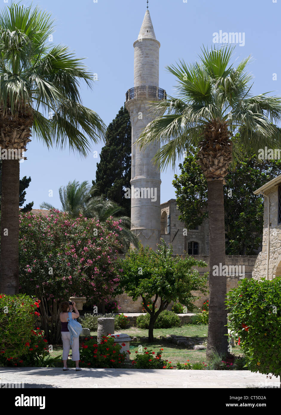 dh Larnaka Fort LARNAKA ZYPERN Hof große Moschee Buyuk Cami Turm Djami Kebir Moschee Frau Tourismus Türme Urlauber griechenland Insel Stockfoto