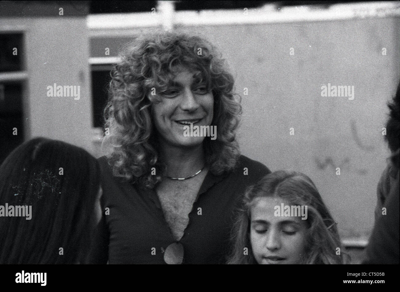 009481 - Robert Plant mit seiner Tochter Carmen hinter den Kulissen beim Knebworth Festival im August 1979 Stockfoto