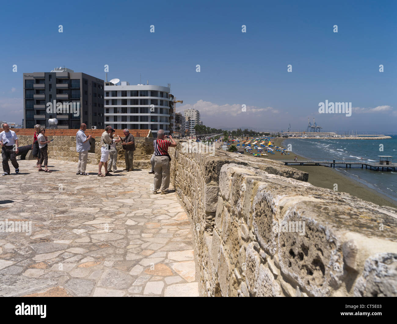 dh Larnaca Fort LARNACA ZYPERN Touristen betrachten am Meer Larnaka Fort Türkische Zinnen Mauern Burg Ansicht Touristen Attraktionen Tourismus Stockfoto