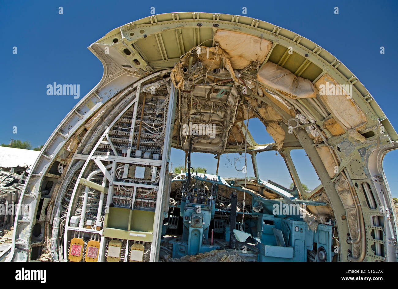 El Mirage, Kalifornien - ein Flugzeug-Cockpit in einem Schrottplatz für Flugzeugteile. Stockfoto